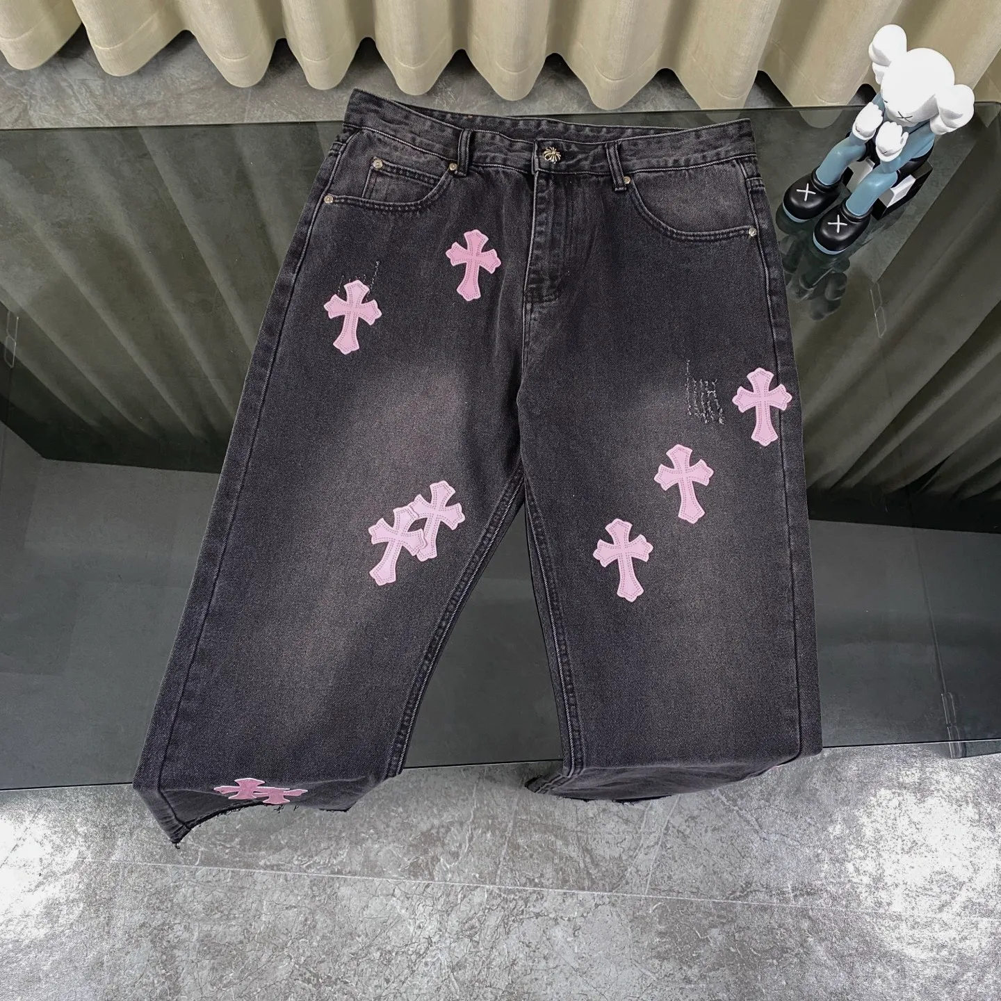 🅿️240 Correct version Chroe Hets CH black pink leather jeans, counter price 4W level, patchwork cross pattern embellishment, women's high-waisted washed jeans! ! Absolutely high-end luxury products, 1.9W level god-level single products, super popular products, built with top heavy industry, a magic weapon that cannot be missed [About Zangyin] This is an extremely luxurious fashion brand that can also be called the aristocrats of the high street. It has always been an exclusive brand for some hipsters or rich second generations. Compared with ordinary high streets, it is more luxurious and noble. Compared with luxury brands, it has a more fashionable personality and has always been a brand that I have a special liking for. A6632 [Top heavy industry fashionable design] Consistently high-street luxury style creation. Speaking of this style, the Zangyin family and GU family are definitely the leading representative brands. Especially the Zangyin family has really achieved a state-of-the-art effect in creating high-street style. The color system of this model is made of unique washed materials. It is already quite eye-catching. It is decorated with pink patchwork cross flowers, which cleverly highlights the charm of the brand. Secondly, this model uses classic The classic high-waist cutting design highlights the long legs and the fashionable temperament of the upper body. The brand is highly recognizable and the slim fit configuration is more suitable for daily wear. This product is a product that interprets personality, fashion, and specifications at a glance. This single product is enough to make any fan excited. It can be a white T-shirt for youthful preppy style, or a tight sling for royal lady style. It has strong matching ability and can be easily controlled by men.  [Material and craftsmanship] Needless to say, this point goes without saying. As an excellent craftsman brand, Zangyin has really perfect requirements for details and craftsmanship. The washed color of this model has gone through so many processes, not to mention the embellishment of the denim appliqués. It is also purely handmade and sewn. Just like what they believe in, only handmade things have soul and have the meaning of wear. A top-notch heavy-duty fashionable denim item, I look forward to your perfect interpretation! ! 28-34 corresponds to S-XL